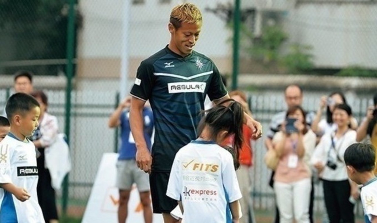 サッカーを教える本田圭佑