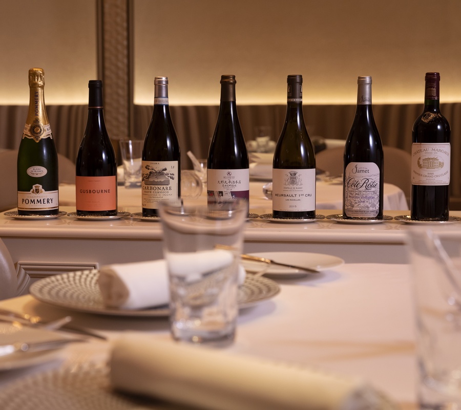銀座レカンの全7種のワインペアリング（¥16,500）の一例。メインにはフランスワインが合わせられる。