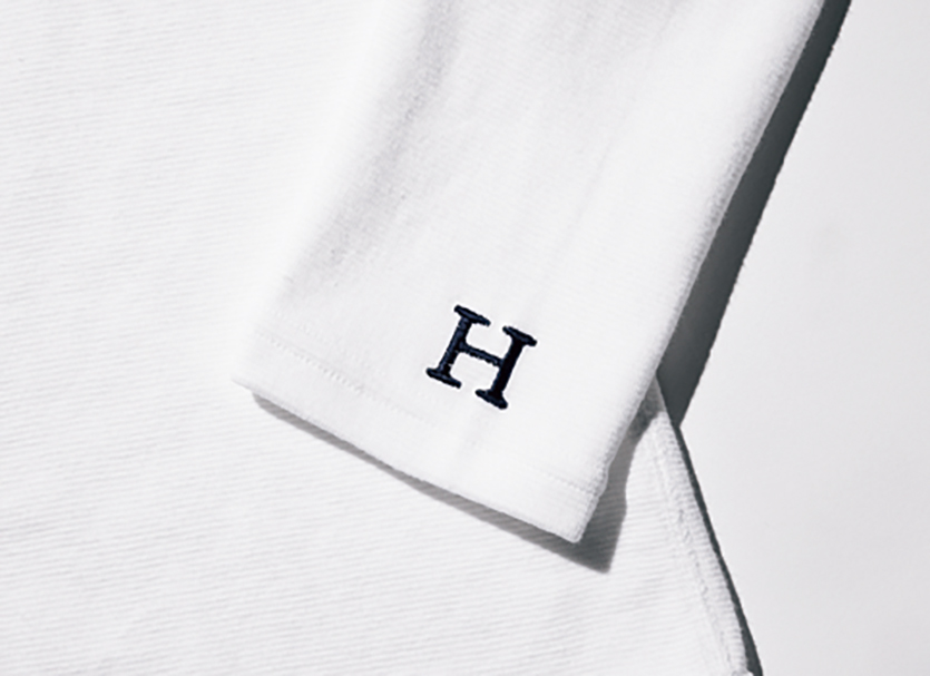 袖口には「H」の刺繍