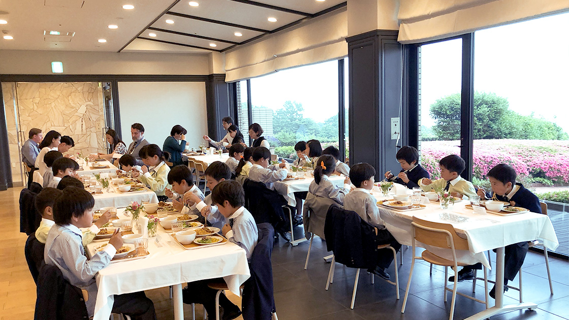 日本初の全寮制小学校JINISでの食事の様子