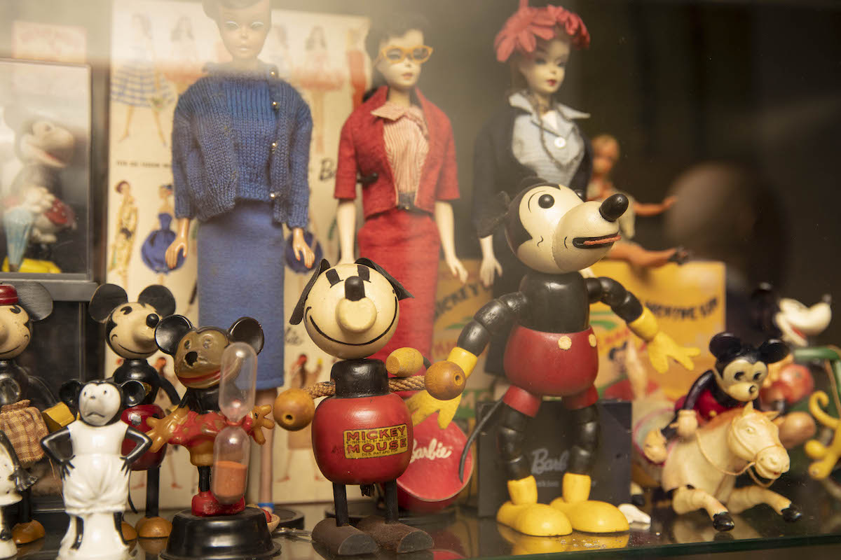 ミッキーマウスやバービー人形がコレクションの原点。ミッキーの中には戦前の貴重なものもある。
