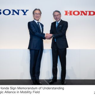 ソニーグループの吉田憲一郎会長兼社長CEO（左）と、本田技研工業の三部敏宏社長
