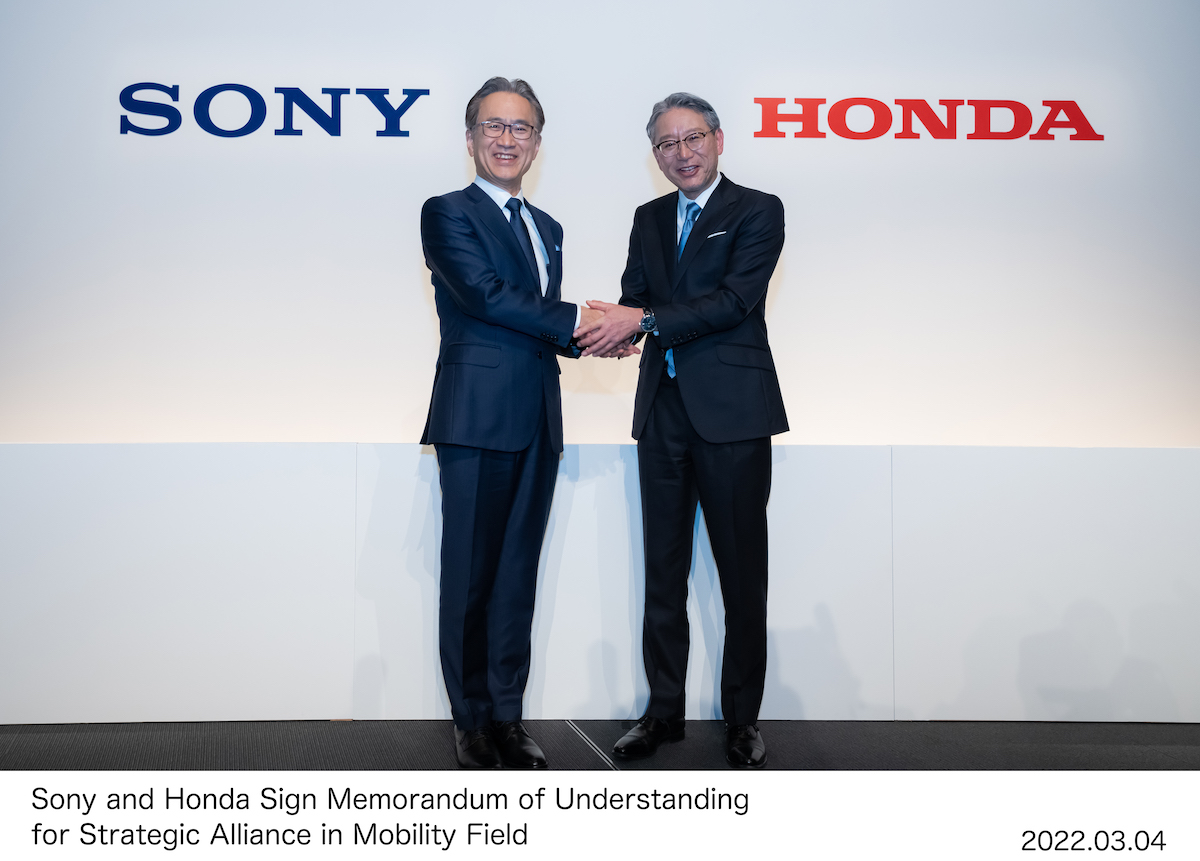 ソニーグループの吉田憲一郎会長兼社長CEO（左）と、本田技研工業の三部敏宏社長