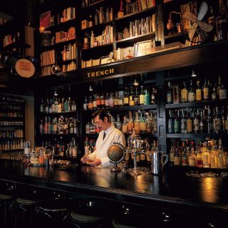 「バー トレンチ」の酒棚
