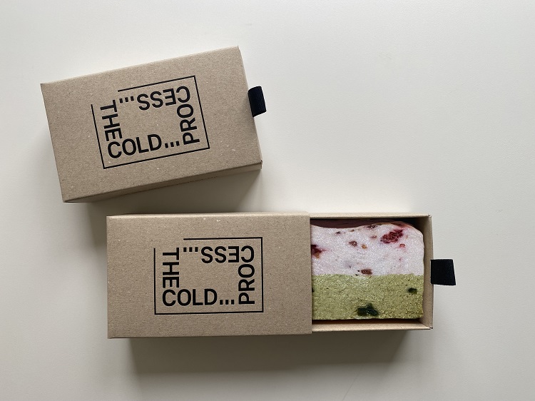 チーズケーキは石鹸と同じ形のBOX入り。写真は「ピスタフランボ」。
