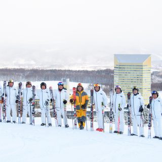 チーム全員でお揃いのウェアとスキー板で滑走する姿はゲレンデでも注目の存在。中央の黄色のウェアを着ているのは元アルペンスキーヤーの皆川賢太郎氏。
