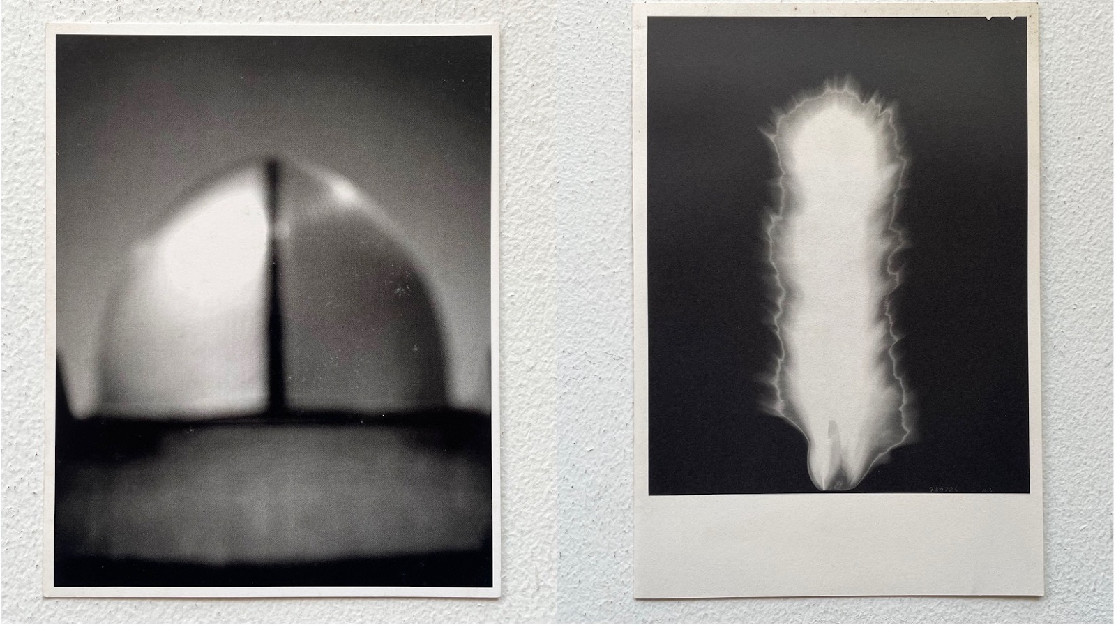 左：1998年、ニューヨークのSONNABEND GALLERYでの個展。「建築」シリーズの展示。右：1998年、ギャラリー小柳での「HIROSHI SUGIMOTO IN PRAISE OF SHADOWS」展。このシリーズは現代美術センターCCA北九州から作品集が出版されている。