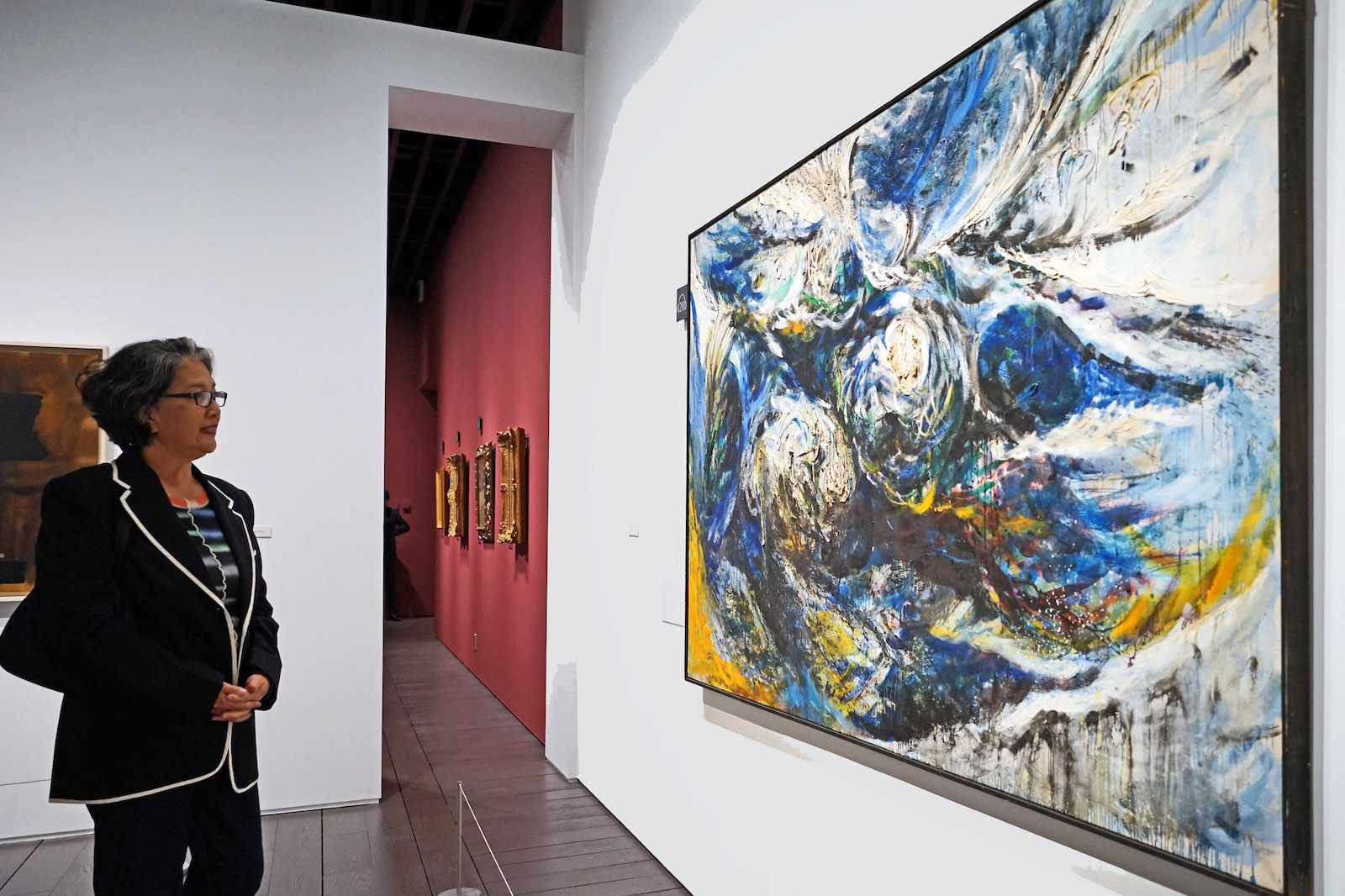 アーティゾン美術館での展示風景。左は堂本尚郎・毛利眞美夫妻の娘で画家の堂本右美さん。Photo/ Yoshio Suzuki